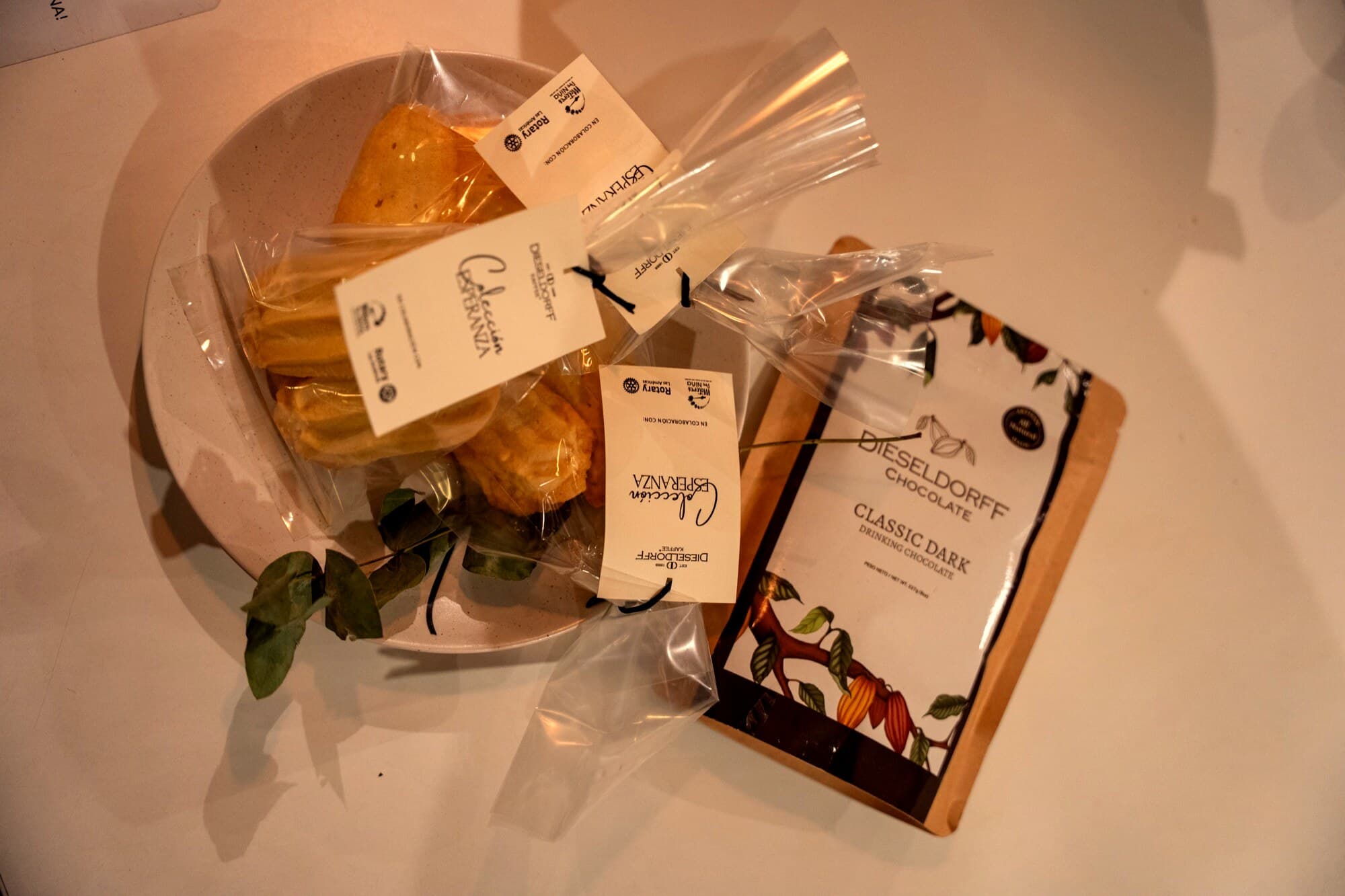 Galletas Colección Esperanza junto a chocolate Dieseldorff