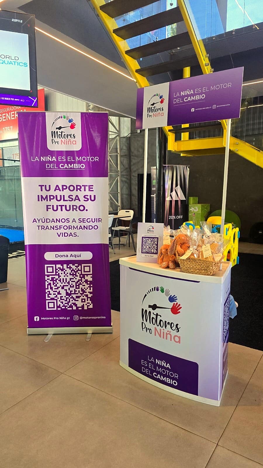 Stand institucional de Motores Pro Niña en Pádel Arena Guatemala