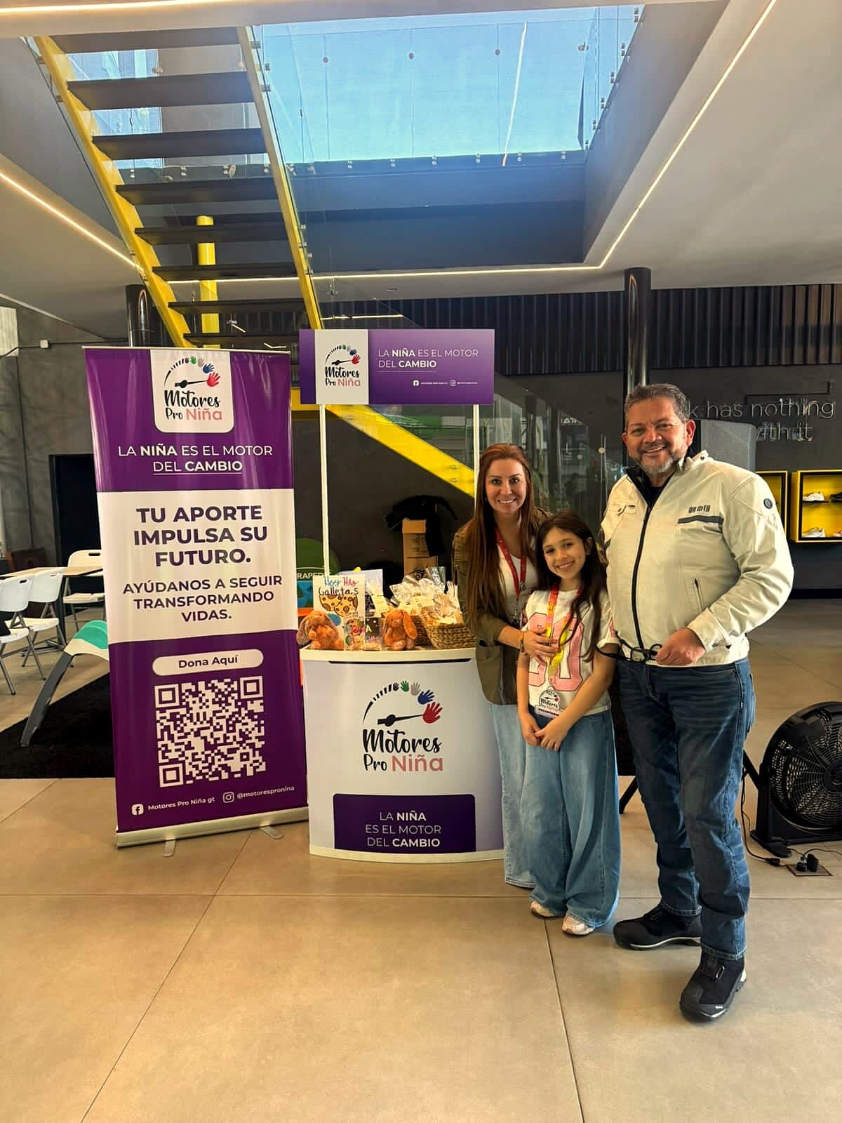 Visitantes conociendo la Colección Esperanza