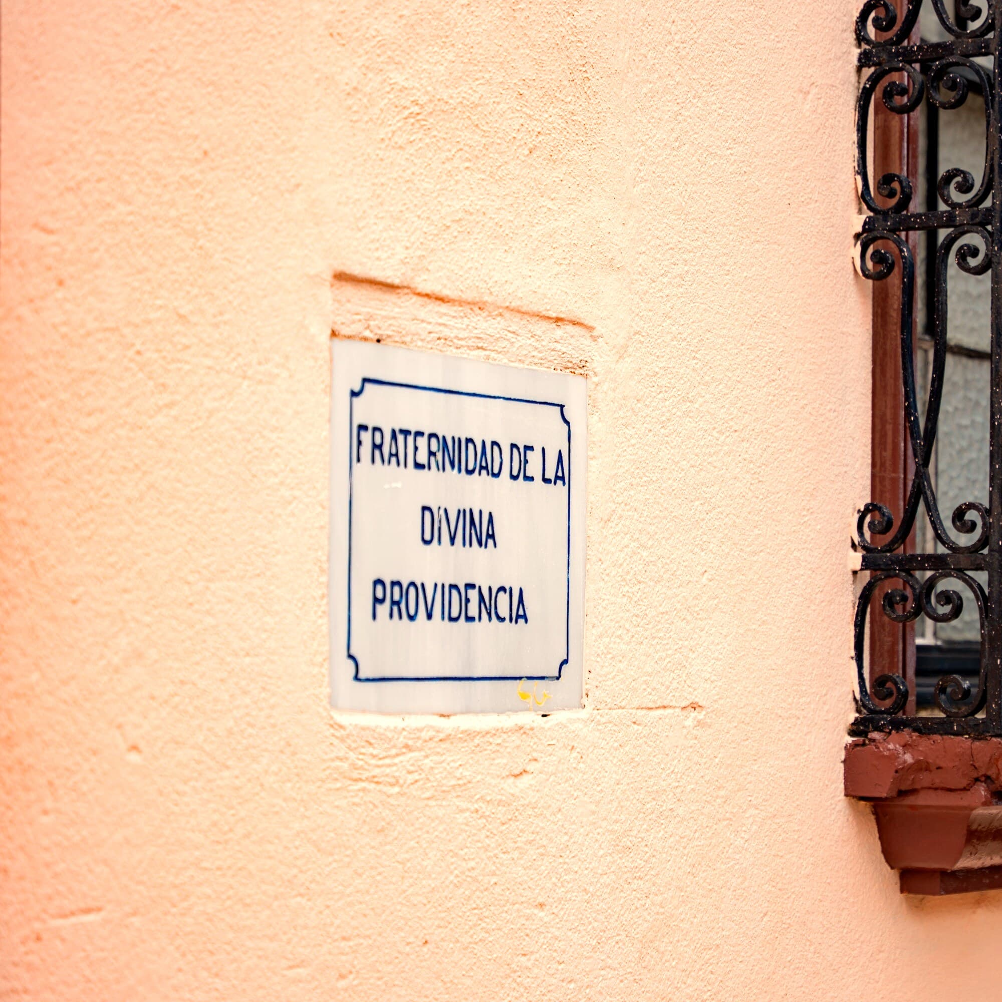 Letrero institucional del hogar FRADIPRO – Fraternidad de la Divina Providencia