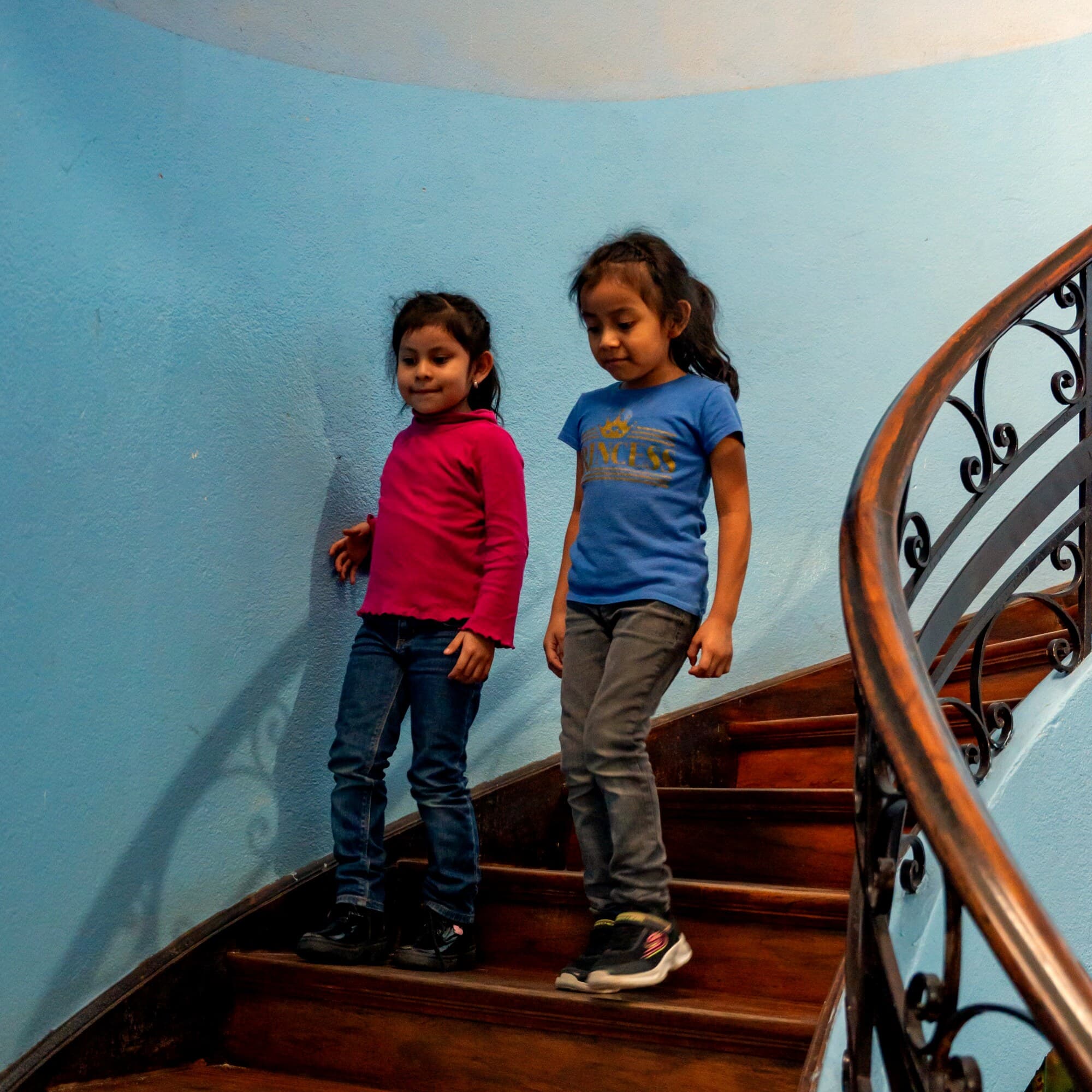 Hermanas religiosas atendiendo a las niñas